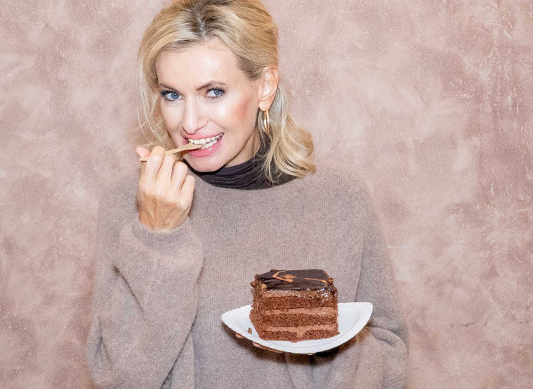 Изображение на новина: 🎂 Лилия Маравиля празнува с Черно кадифе от Сладкарници Неделя! 🎂