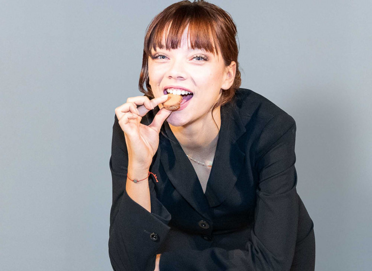 Изображение на новина: Елеонора Иванова празнува с Черно кадифе от Сладкарници Неделя! 🎂